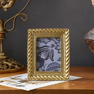 Vintage europäischer goldener Bilderrahmen mit spiralförmiger Spitze für elegante Dekoration