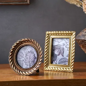 Vintage goldene Fotorahmen mit Spiralstruktur für elegante Tischdekoration