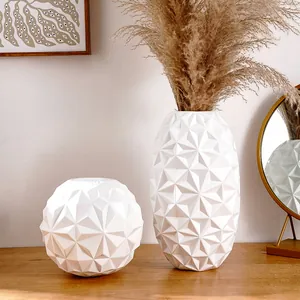 Moderne witte keramieken vazen met geometrische textuur voor Scandinavisch decor