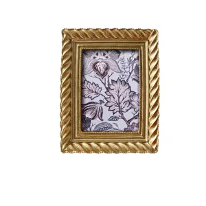 Vintage goldfarbener Bilderrahmen mit Spiralmuster für elegante Tischdekoration zu Hause