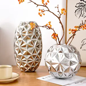 Moderne zilveren geometrische vazen met ruittextuur voor elegante woondecoratie