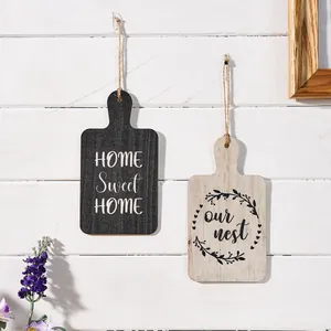 Rustikale Wandbehänge aus Holz mit den Texten 'HOME Sweet HOME' und 'our nest' Details