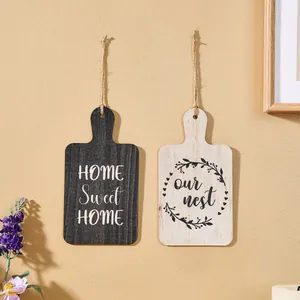 Nahaufnahme von rustikalen Holztafeln mit den Sprüchen 'Home Sweet Home' und 'Our Nest'