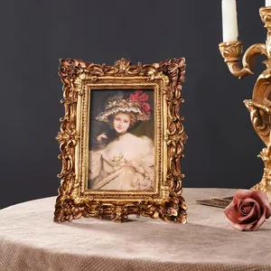 Vue détaillée d'un cadre photo baroque doré vintage avec peinture à l'huile classique