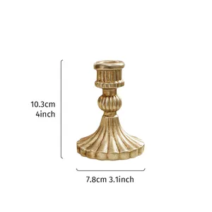 Candelabro vintage de resina con columna romana y dimensiones sobre fondo blanco