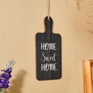 Detailansicht eines rustikalen Holzschilds mit 'Home Sweet Home' Schriftzug zur Wanddeko.