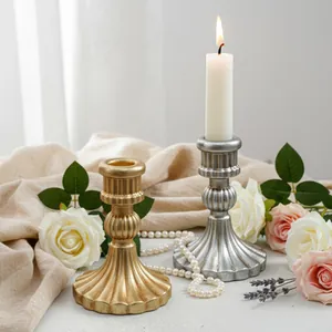 Primer plano de candelabros retro franceses de resina en acabados oro y plata