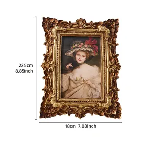 Vue détaillée d'un cadre baroque orné avec des dimensions de 22,5 x 18 cm