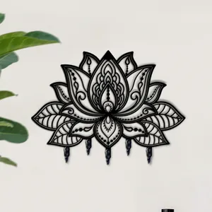 Detailansicht eines aufwendigen schwarzen Lotus-Metallwandhakens für den Eingang