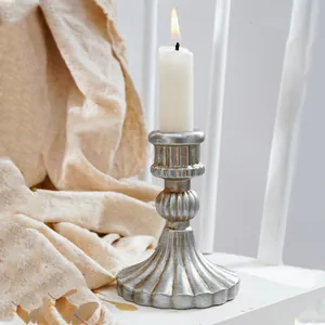 Candelabro vintage de resina plateada envejecida con un fino diseño de columna