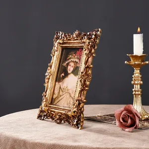 Vue détaillée d'un cadre baroque doré orné classique contenant un portrait à l'huile vintage