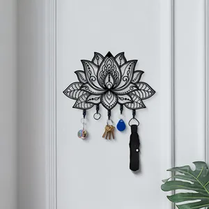 Detailansicht schwarzer Lotus-Schlüsselhalter aus Eisen mit Schlüsseln und Schirm