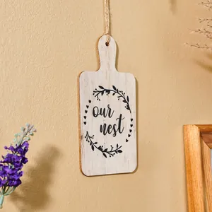 Nahaufnahme der dekorativen Wandtafel aus Holz 'our nest' im Schneidebrett-Design