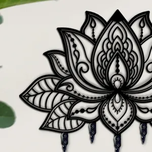 Nahaufnahme des schwarzen Metall-Schlüsselbretts in Lotusform mit feinem Mandala-Muster