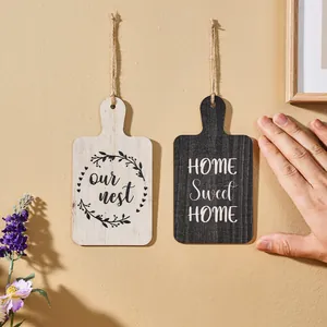 Detailansicht rustikaler Holzschilder 'Our Nest' und 'Home Sweet Home' Wanddekoration
