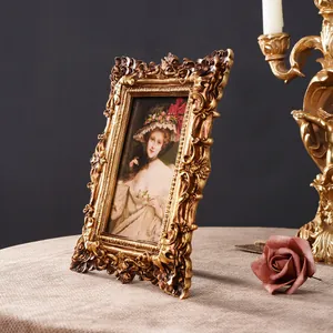 Détail d'un cadre photo baroque doré orné avec une peinture de portrait classique