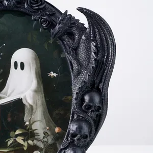 Makroansicht des gotischen schwarzen Rahmens mit Drachen- und Totenkopfschnitzereien