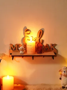 Vue détaillée de patères murales en bois Eid Mubarak avec éclairage festif à la bougie