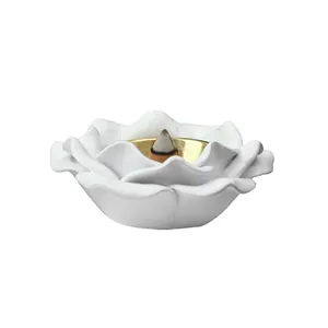 Elegante quemador de incienso cerámico en forma de rosa blanca con cuenco dorado interior