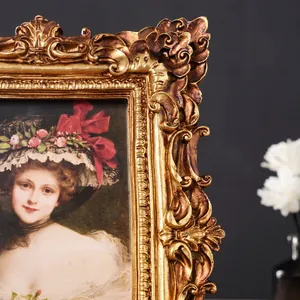 Détail d'un cadre doré luxueux de style baroque orné avec un portrait classique ancien.