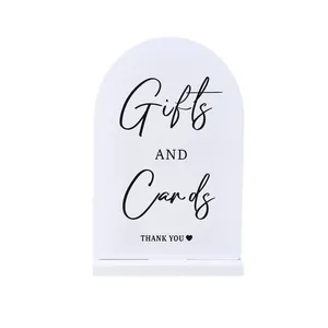 Cartello da tavolo bianco ad arco con scritta Gifts and Cards nera per matrimoni moderni