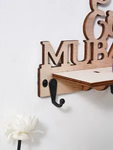 Détail d'un crochet mural Eid Mubarak en bois avec lettres découpées au laser et crochet