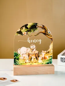 Detailansicht eines 3D-Acryl-Nachtlichts mit Waldtieren und Holzsockel