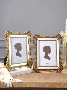 Prunkvolle goldene Harz-Fotorahmen im französischen Stil mit Schnitzereien auf Holz
