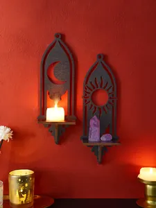 Mensole da parete gotiche in legno nero con sole e luna, candele e cristalli.