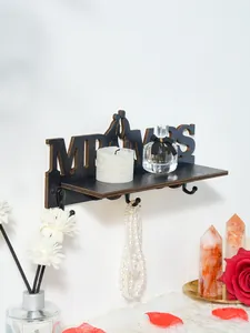 Ξύλινο ράφι τοίχου MR & MRS για γάμο με γάντζους και διακοσμητικά ρομαντικά αξεσουάρ