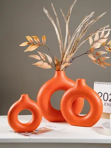 Set van drie oranje O-vormige keramische vazen in minimalistisch Scandinavisch design
