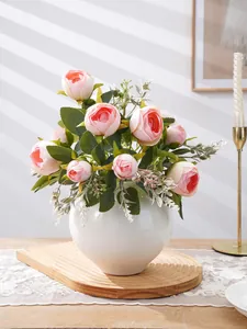 Ramo de peonías rosas artificiales en jarrón de cerámica blanca para decoración