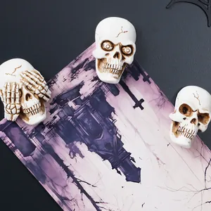 Set di 3 calamite da frigo a forma di teschio di Halloween in resina vintage su sfondo gotico