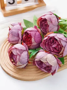 Vista detallada de flores de peonía artificiales moradas con textura de tela realista