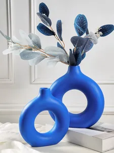 Moderne blauwe geometrische O-vormige keramische vazen met minimalistisch design