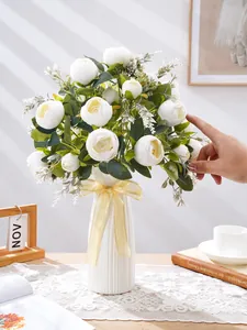 Elegante ramo de peonías artificiales blancas en un jarrón texturizado para decorar el hogar