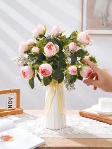 Primer plano de peonías artificiales rosas en un elegante jarrón cerámico blanco