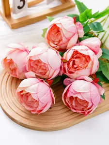 Primer plano detallado de peonías plisadas rosas artificiales en bandeja de madera
