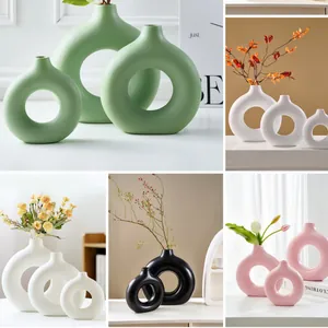 Minimalistische Scandinavische O-vormige keramische donutvazen in diverse kleuren.