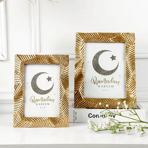 Detail von goldenen Fotorahmen mit Ramadan Kareem Dekokarten in strukturierter Optik