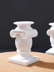 Primer plano de un candelabro de columna romana blanca para fotografía y decorado