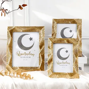 Detailansicht goldener strukturierter Bilderrahmen mit eleganten Ramadan Kareem Einlagen
