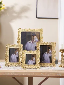 Set aus goldenen Vintage-Fotorahmen mit Palmblatt-Design für die Dekoration