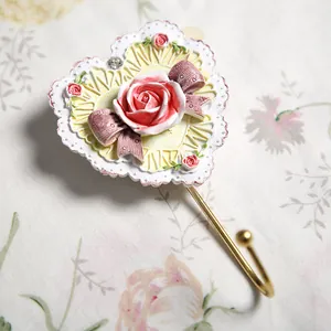 Crochet mural vintage en résine en forme de cœur avec rose et nœud peints