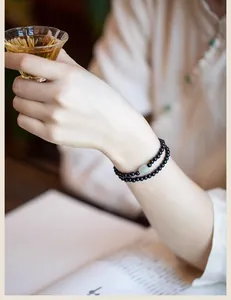 Pulsera minimalista de cuentas de madera de ébano de 4 mm con detalle de jade en la muñeca