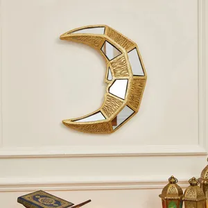 Détail d'une décoration murale en demi-lune dorée avec incrustations de miroirs.