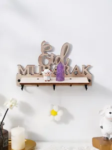 Détail de l'étagère murale en bois Eid Mubarak avec crochets et figurine de mouton.