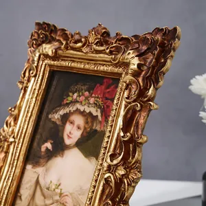 Gros plan détaillé d'un cadre baroque doré avec un portrait classique