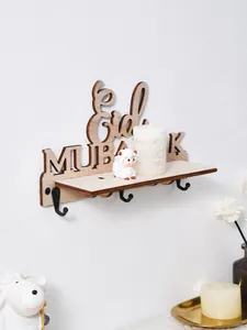 Vue détaillée de l'étagère murale en bois Eid Mubarak avec crochets et décors festifs