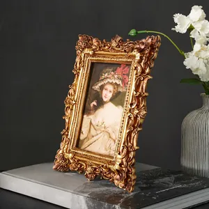 Gros plan détaillé d'un cadre baroque doré orné contenant un portrait classique à l'huile